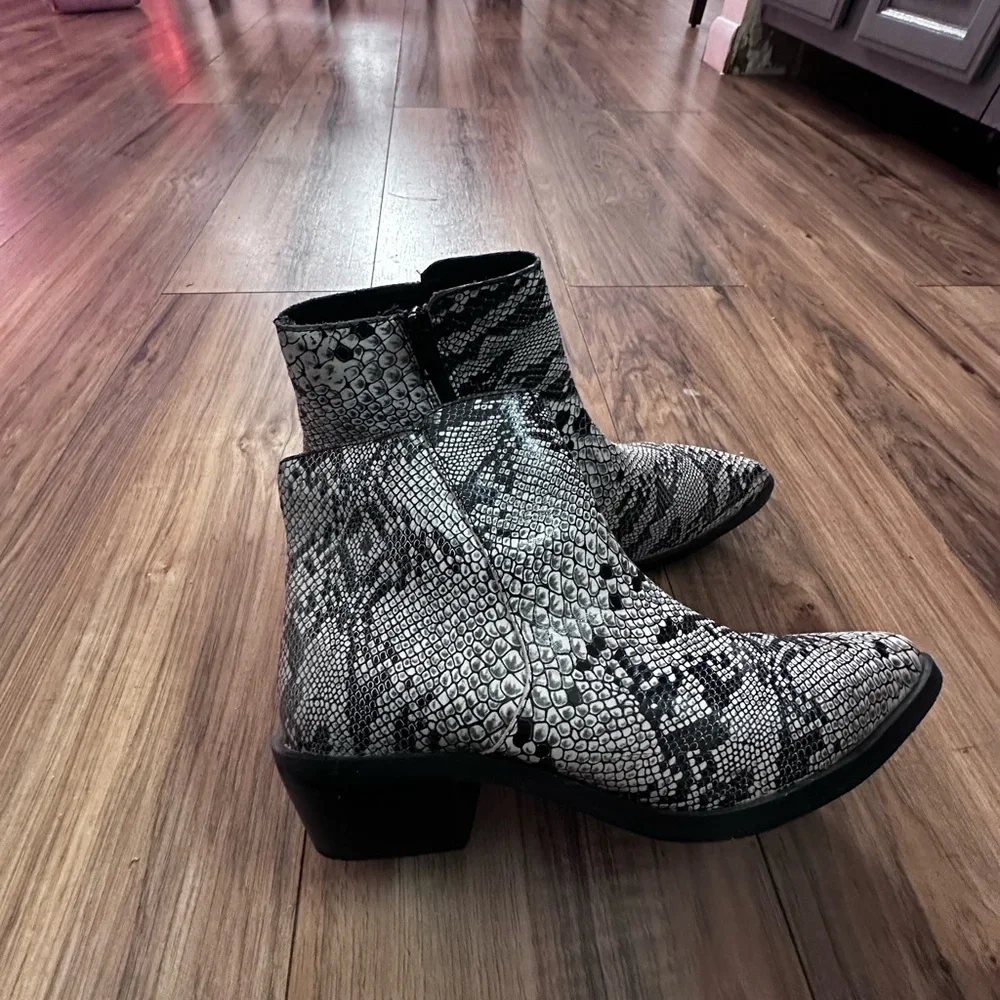 Shyanne
SHAYANNE WHITE LEATHER, FAUX SNAKESKIN DESIGN, WESTERN COWBOY size 8 - Picture 6 of 13